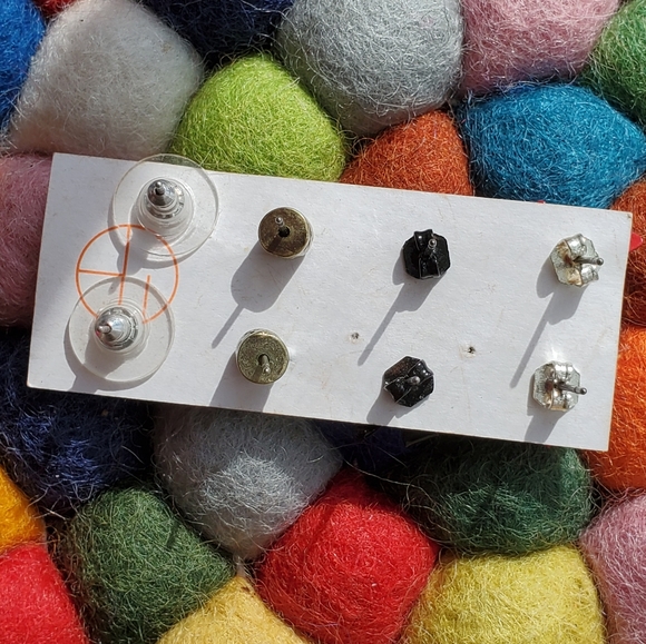 Set of cute red, black and shiny studs - Picture 3 of 3